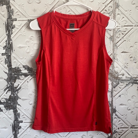 REI Tops - ADD TO ANY BUNDLE FOR FREE 💕 REI outdoors athletic Vneck tank top